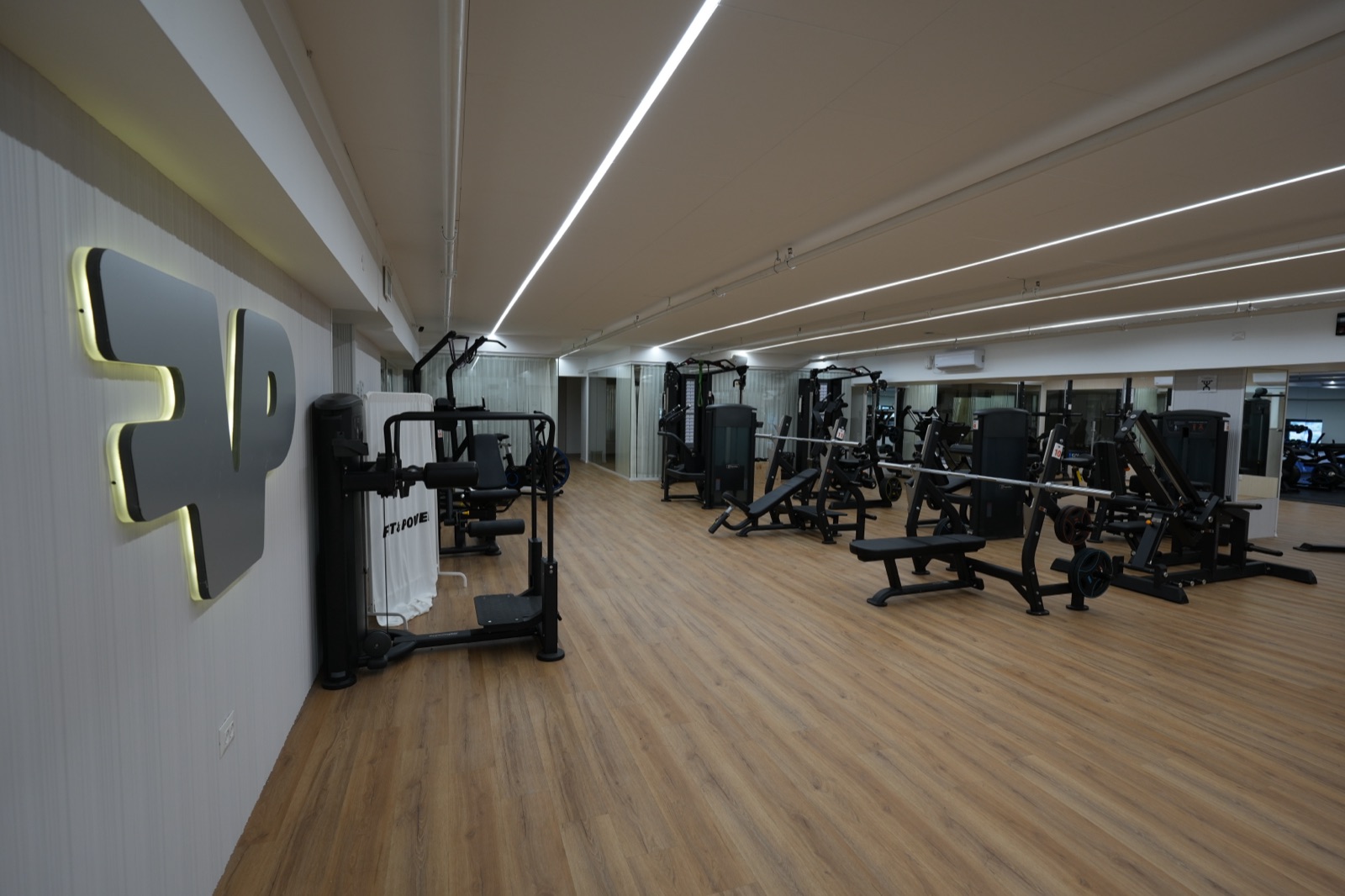 רצפת האימון במתחם הנשים, עם סמל fit and power על הקיר